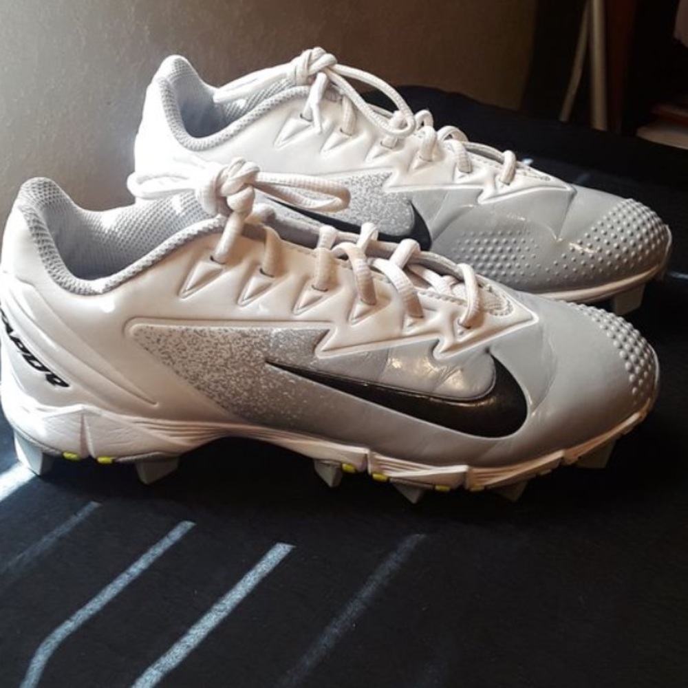 Cleats baseball Nike size 6 Y